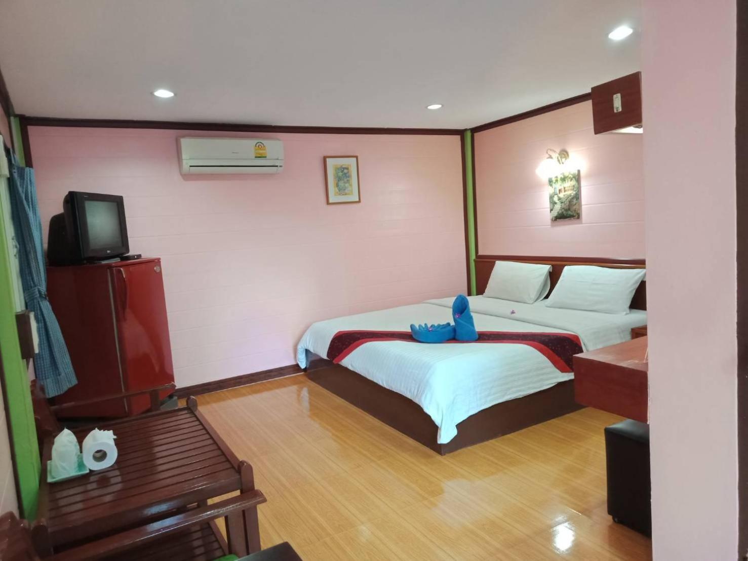 Haad Somboon House Hotel Bang Saphan Exterior photo
