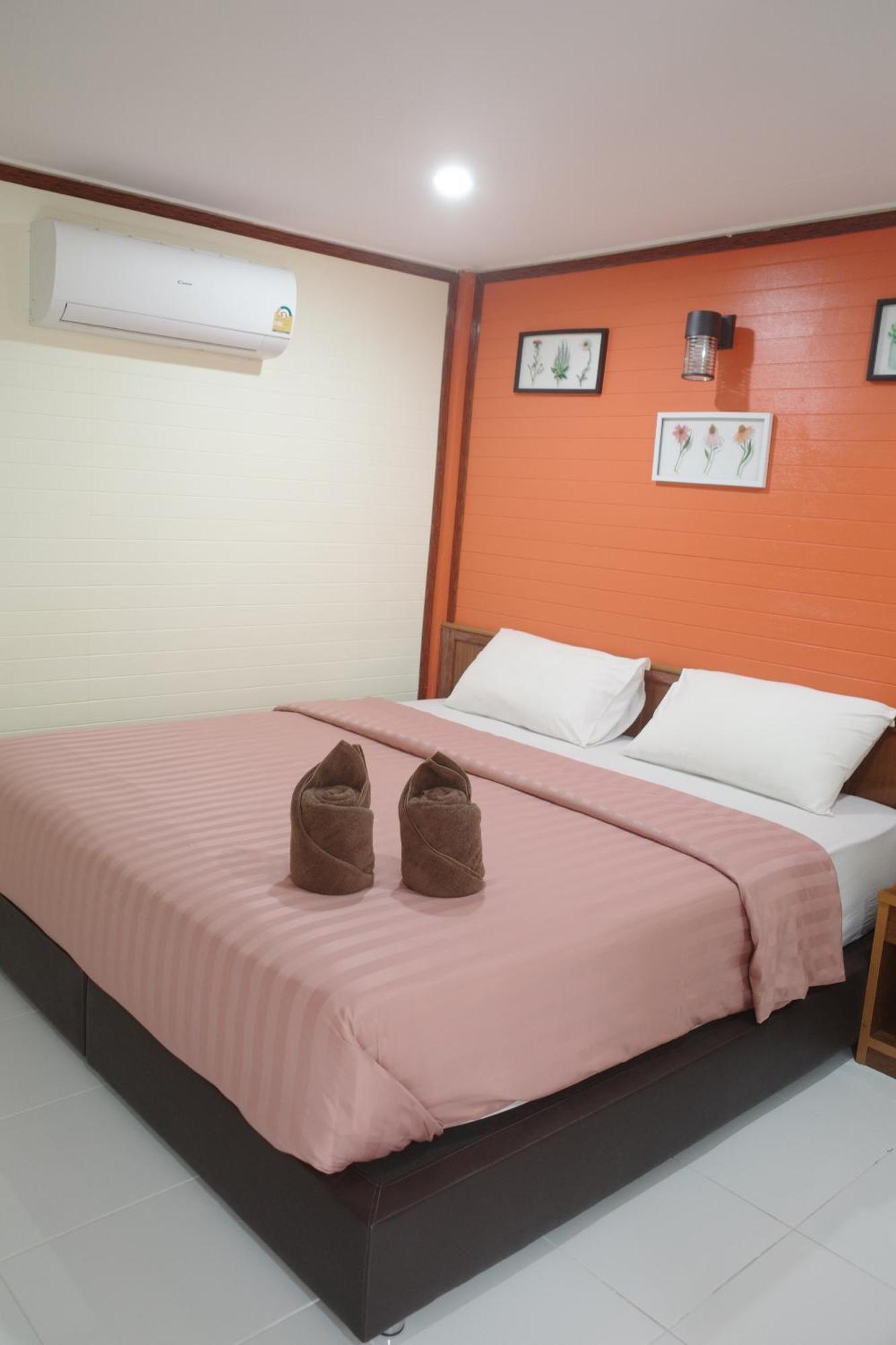 Haad Somboon House Hotel Bang Saphan Exterior photo