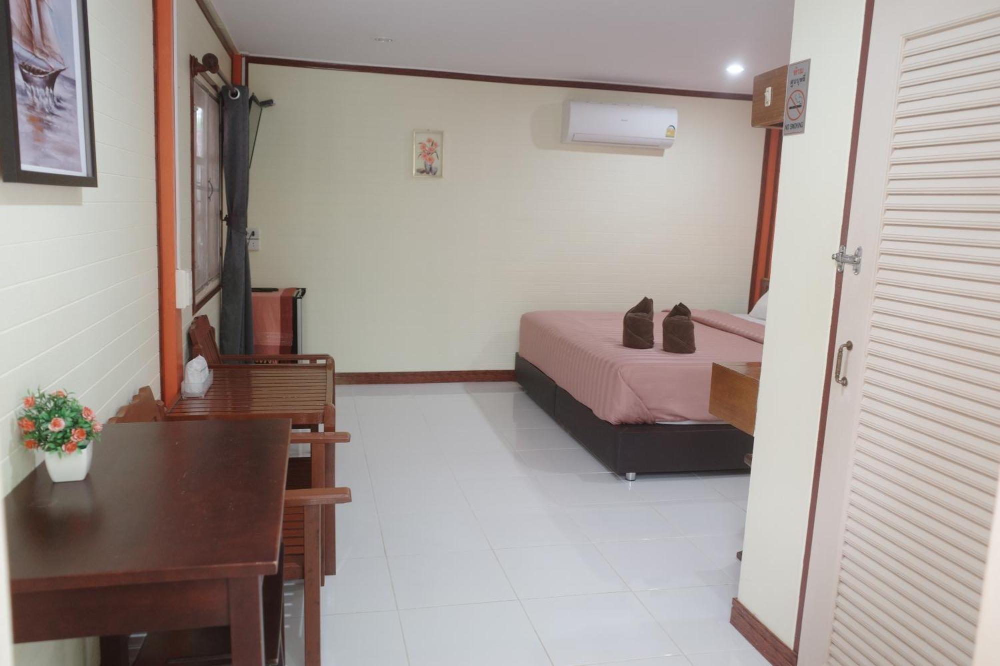 Haad Somboon House Hotel Bang Saphan Exterior photo