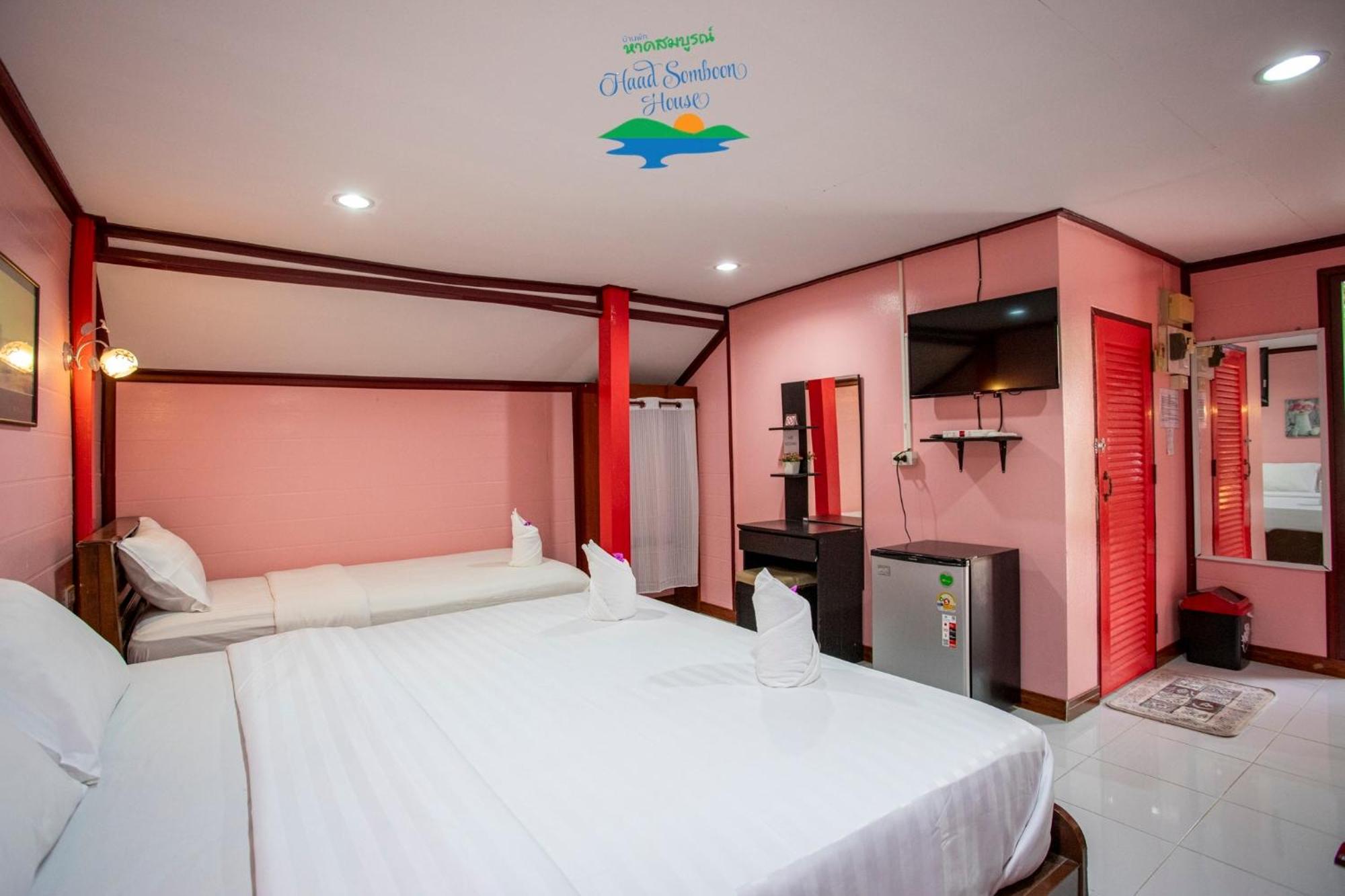 Haad Somboon House Hotel Bang Saphan Exterior photo