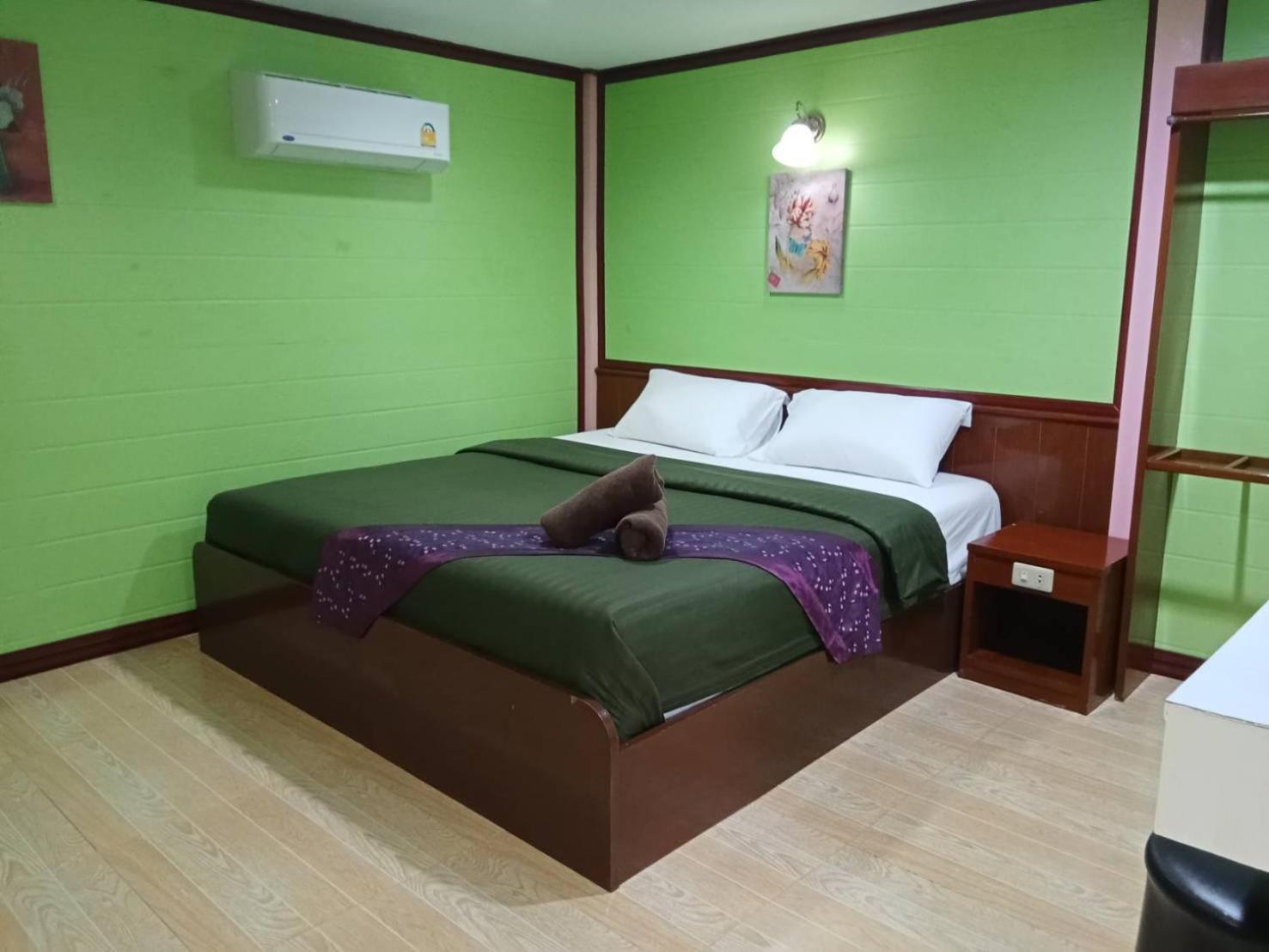 Haad Somboon House Hotel Bang Saphan Exterior photo