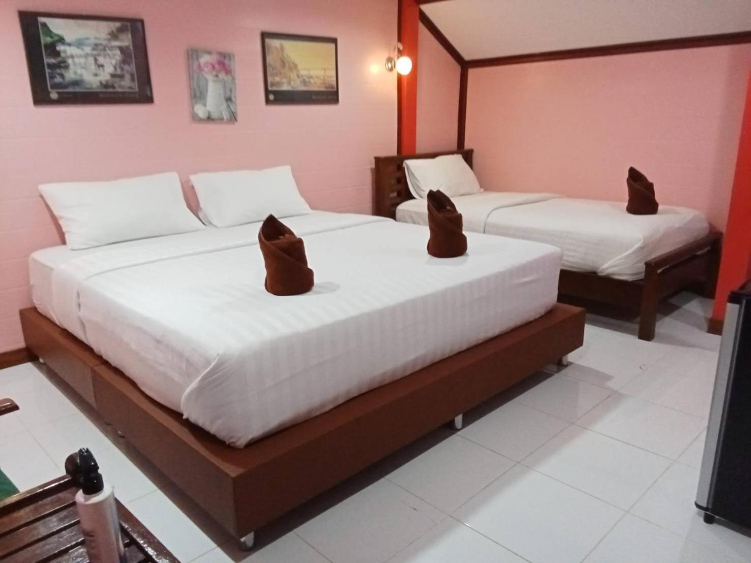 Haad Somboon House Hotel Bang Saphan Exterior photo