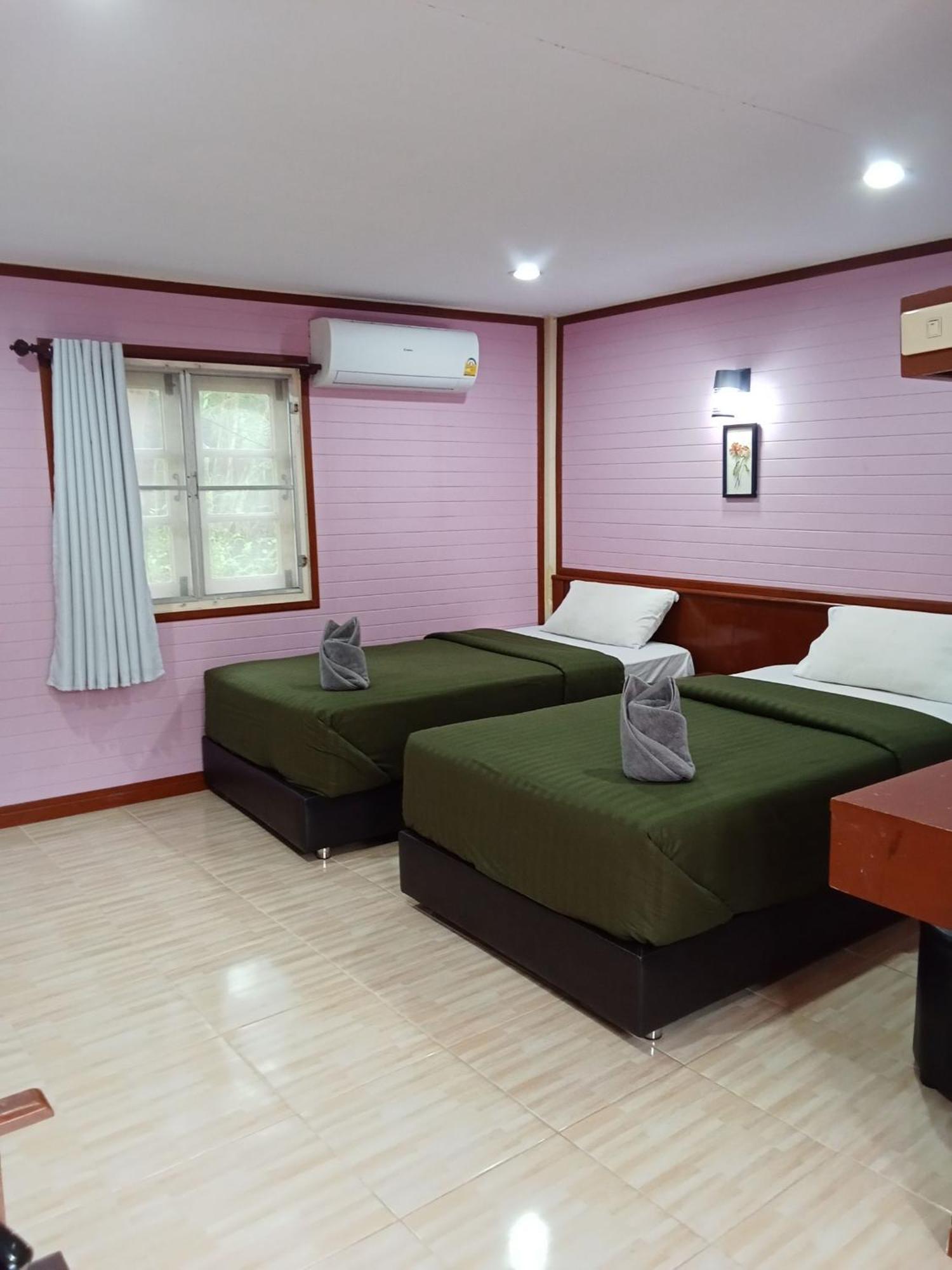 Haad Somboon House Hotel Bang Saphan Exterior photo