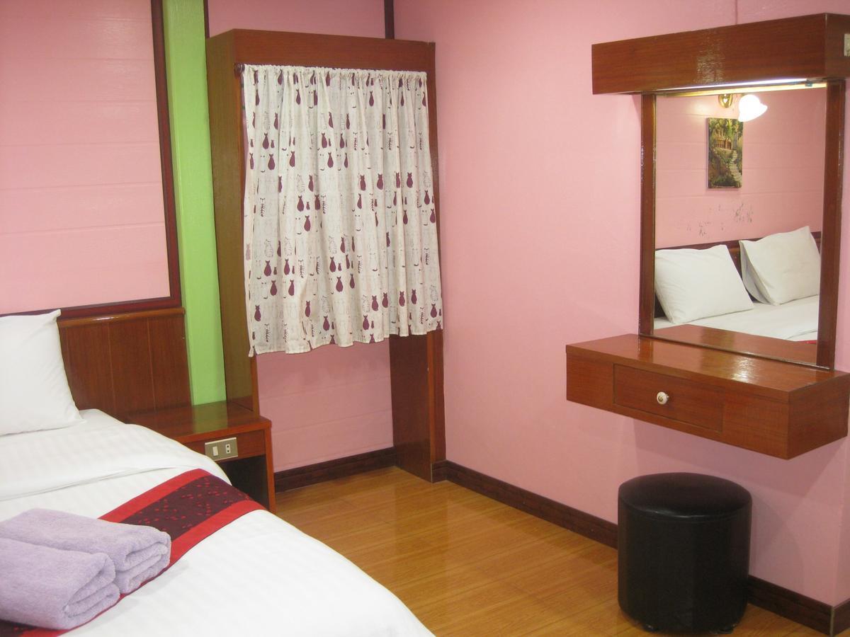 Haad Somboon House Hotel Bang Saphan Exterior photo